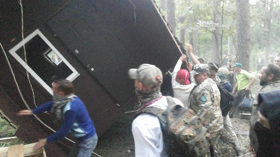 Бойцы батальона ОУН снесли забор и дом под Киевом