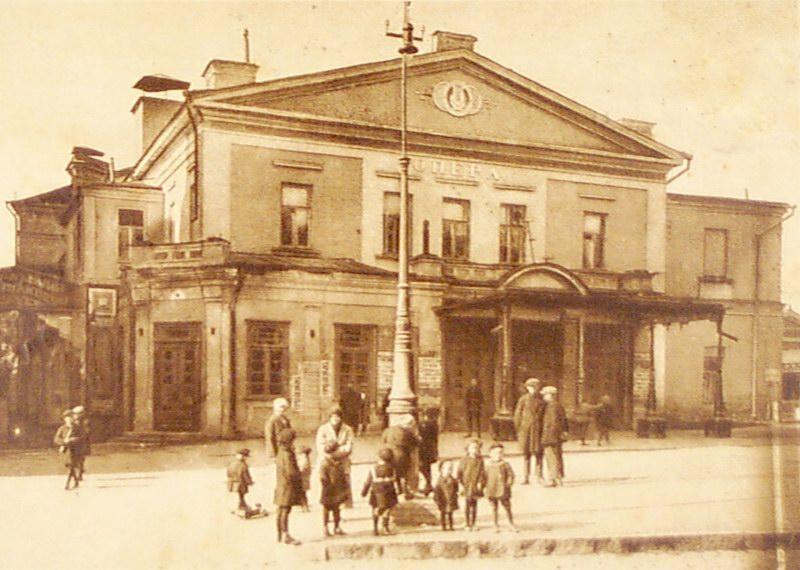 В1890 году купеческое общество передало здание оперному театру