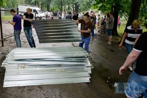 Застройщик восстанавливает ограду для строительства  высотки