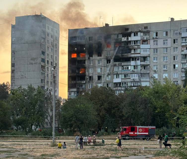 На ХТЗ почти завершили демонтаж подъезда многоэтажки, разрушенного ударом КАБа