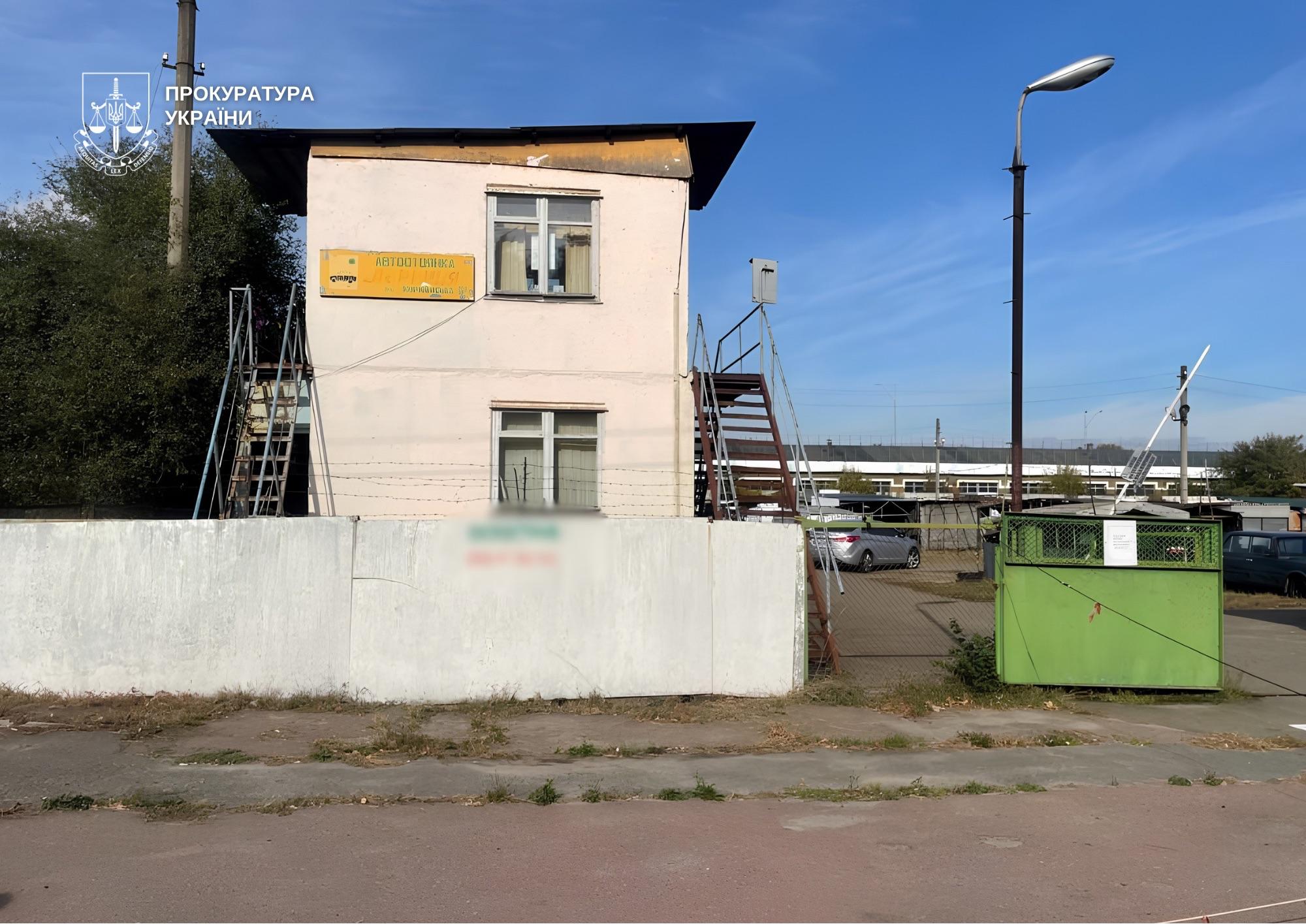 В Деснянском районе освободили участок от незаконных автостоянок
