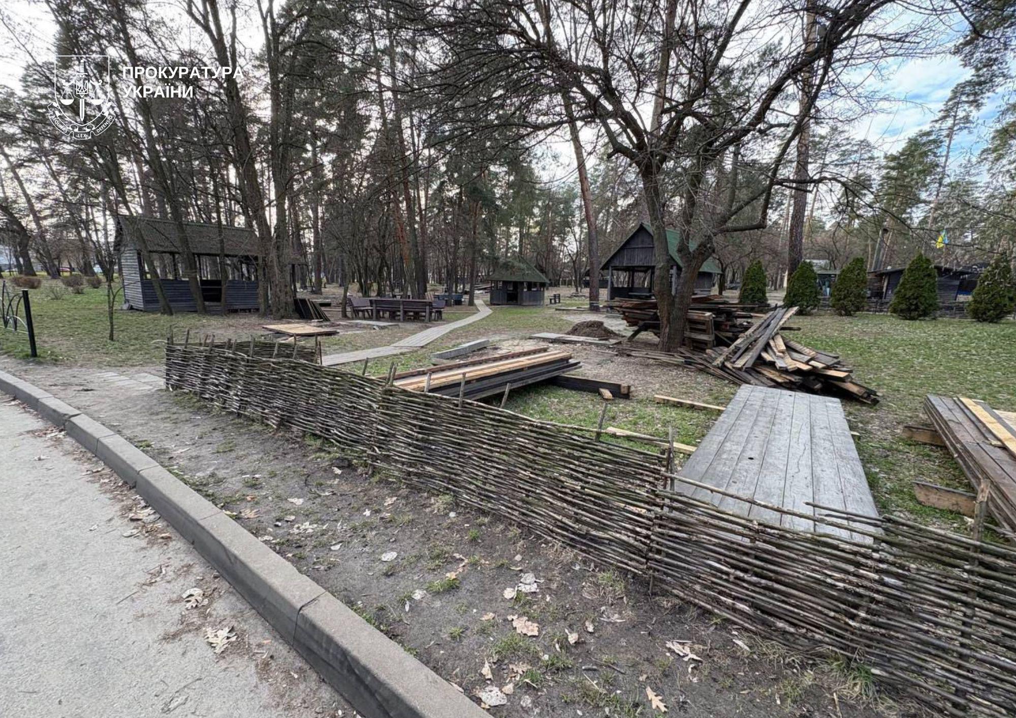 В парке «Партизанская слава» убрали незаконные беседки