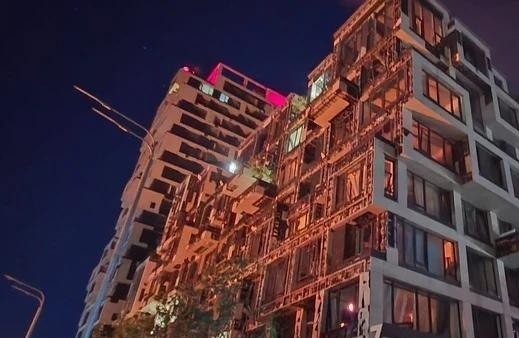 В результате ночной атаки поврежден UNIT.City, есть погибшие и раненые В результате ночной атаки поврежден UNIT.City, есть погибшие и раненые