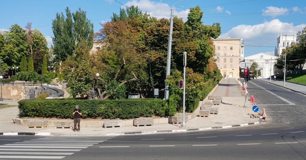 На перекрестке Клочковской и Соборного спуска начался ремонт тротуара На перекрестке Клочковской и Соборного спуска начался ремонт тротуара