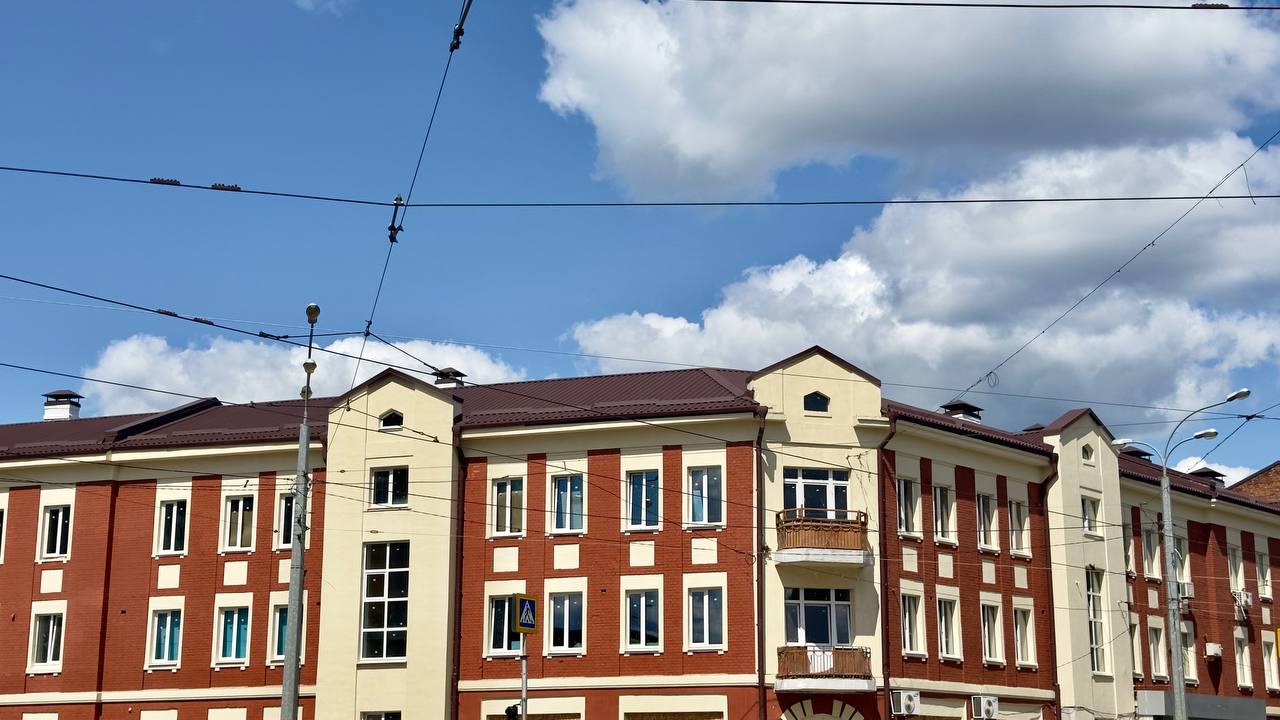 Продолжается восстановление дома на улице Тарасенко, поврежденного в результате обстрелов