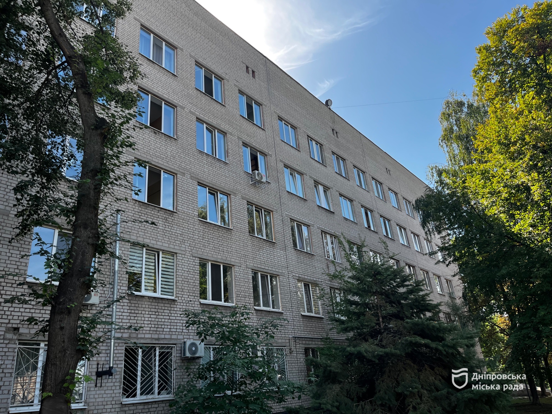 Восстановлены окна в двух медучреждениях, поврежденных российскими атаками Восстановлены окна в двух медучреждениях, поврежденных российскими атаками