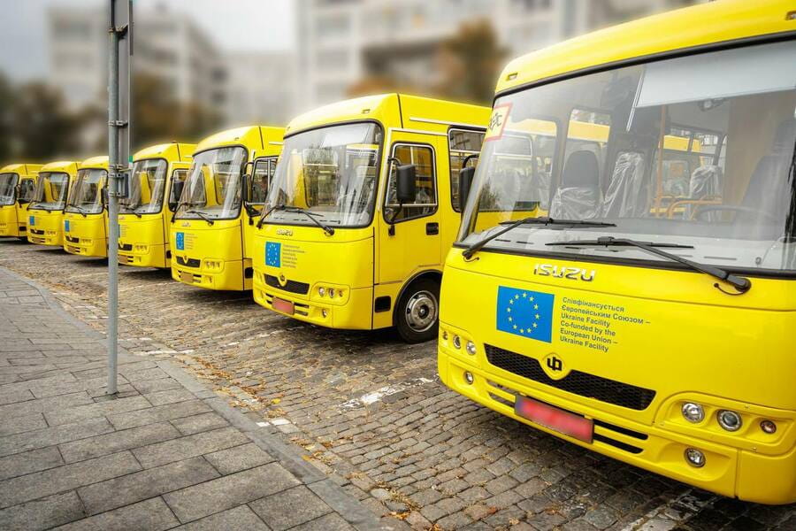 Харьковщина передала новую партию школьных автобусов пяти громадам