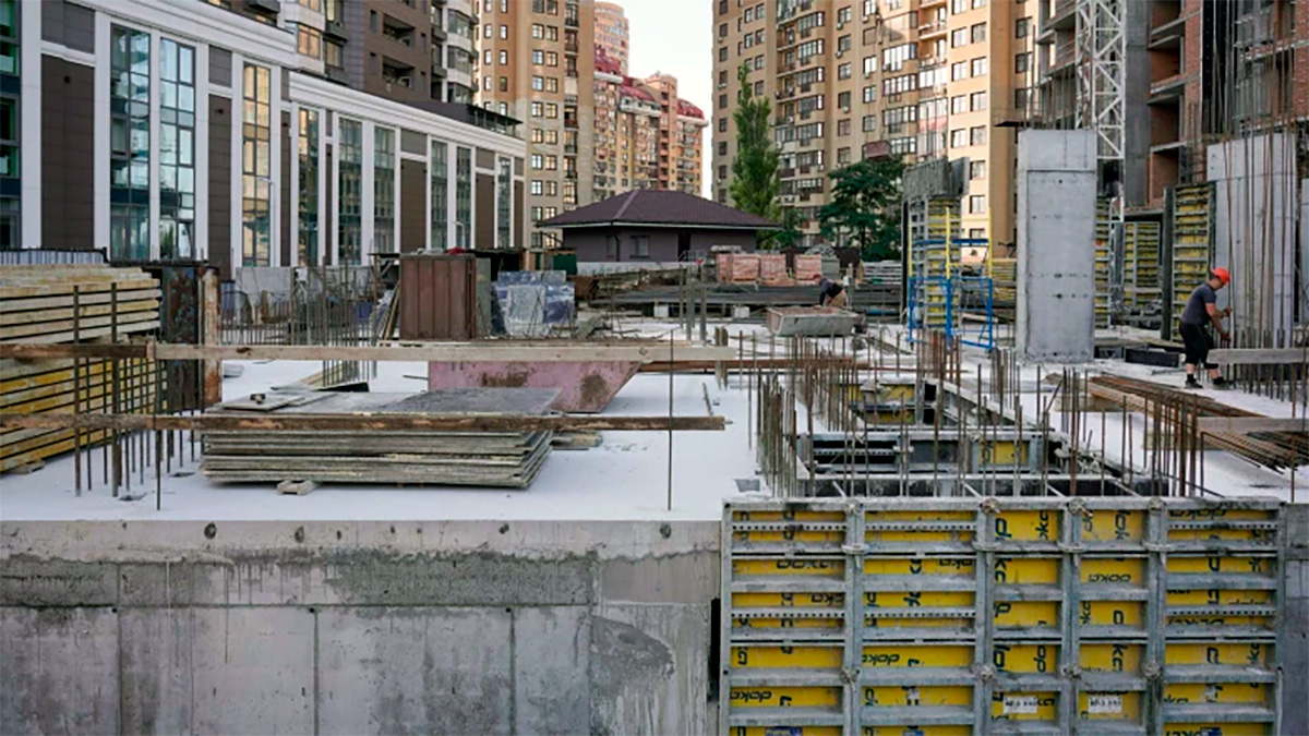 Maxima Residence у Києві: у першій секції встановили 80% квартирних дверей