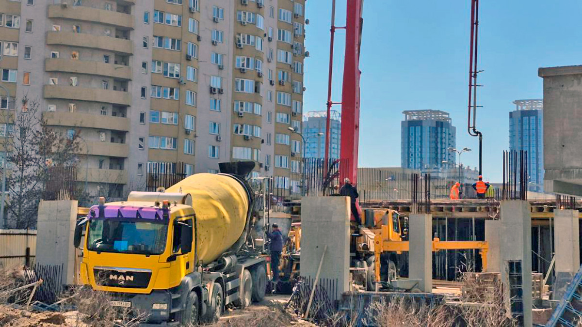 Динамика строительства ЖК «Урловский-1» в Киеве — апрель 2026