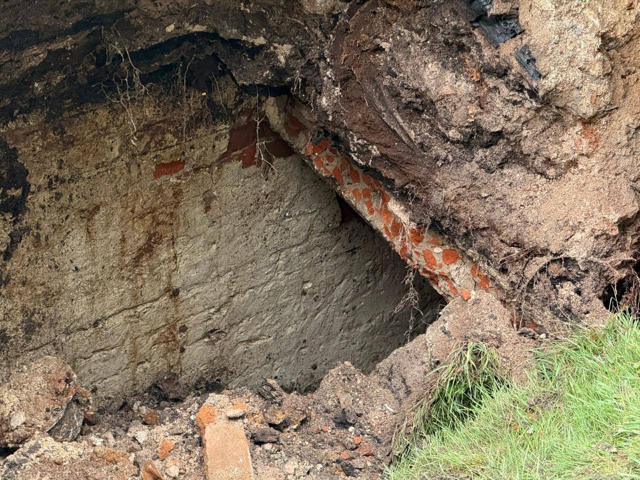 Катакомби у сквері стрілка