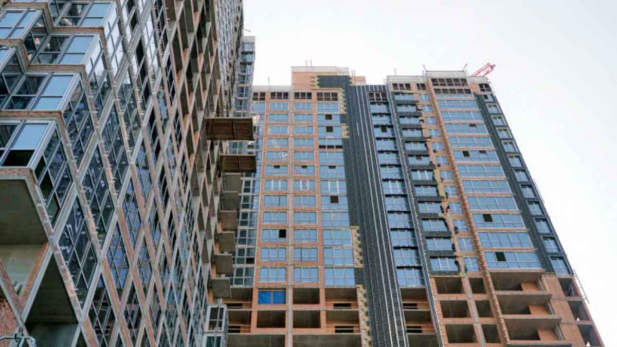 Хід будівництва ЖК Maxima Residence у липні 2026 року: активні фасадні роботи, засклення та будівництво третьої секції