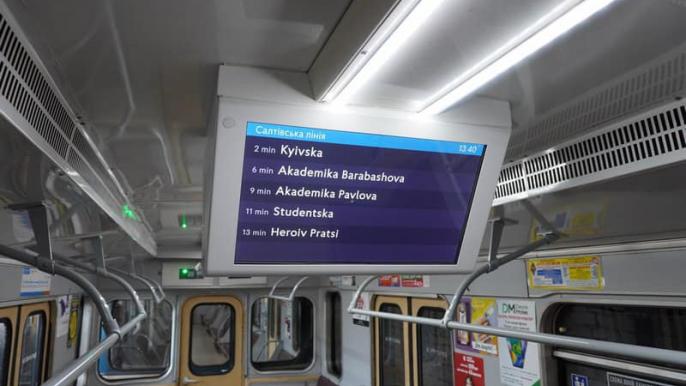 Экраны в метро 