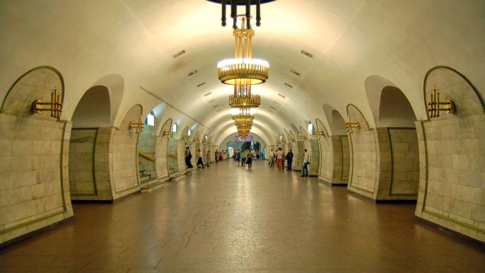 Метро площа Льва Толстого