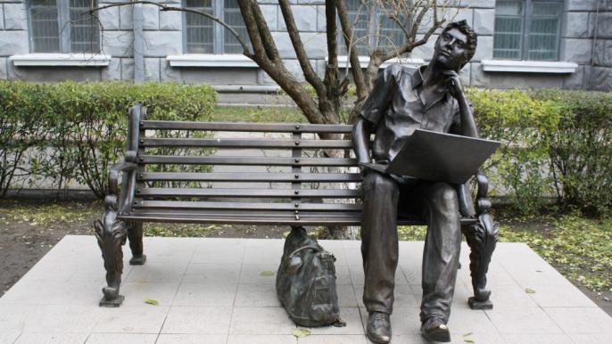 памятник студенту