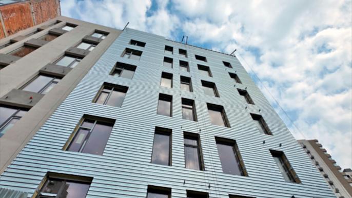 Хід будівництва ЖК Chalet у травні 2026 року: фасадні роботи, паркінг та готовність секцій