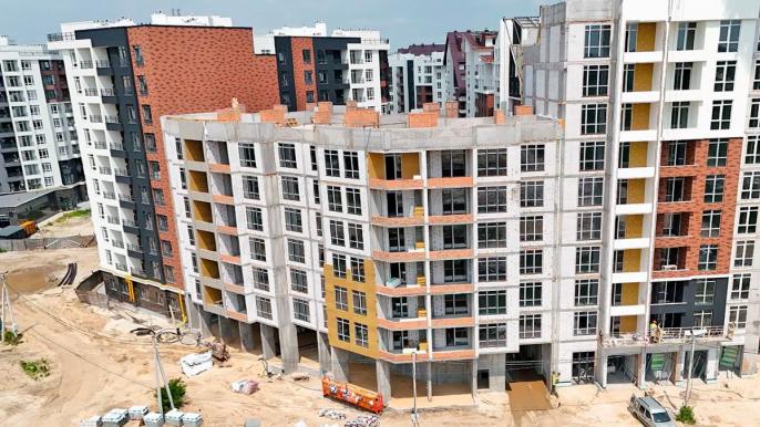 У 30 будинку ЖК Синергія Сіті розпочали фасадні роботи
