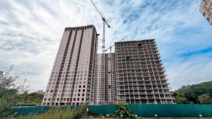 У Ruby Tower в ЖК Central Hills почали мурувати перегородки на 27 поверсі