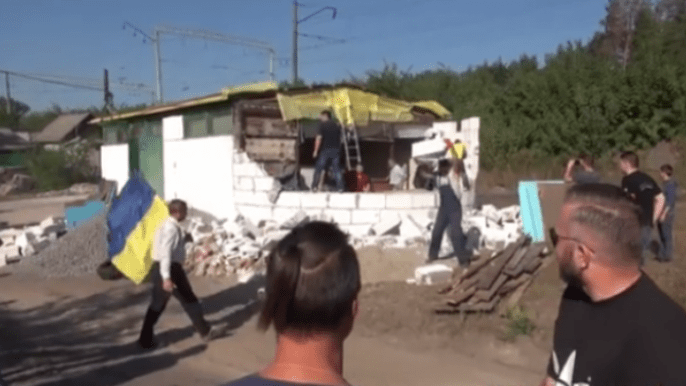 "Свобода" вероисповедания: под Киевом снесли церковь Московского патриархата (видео)