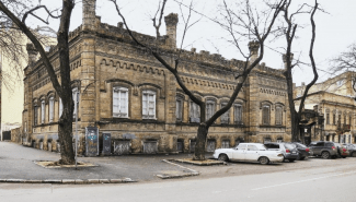 Здание на Троицкой