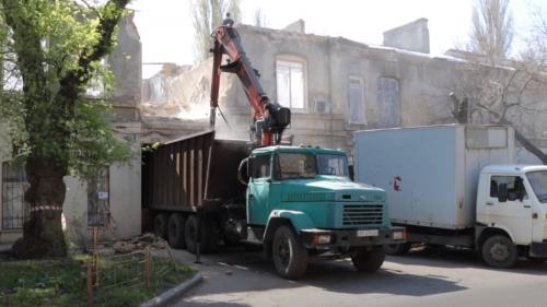 Триває демонтаж частини будинку на просп. Шевченка