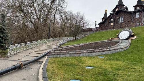 В Саржином Яру вновь монтируют трубу резервного водоснабжения