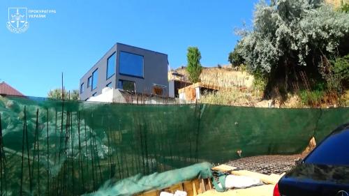 Мужчина самовольно занял землю у моря и построил там дом