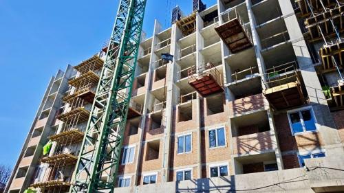 В Василькове отстраивают жилье, разрушенное ракетным ударом