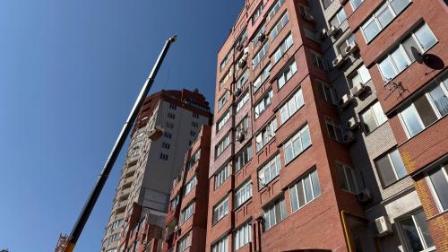 Продолжается восстановление многоэтажки, поврежденной ракетным ударом